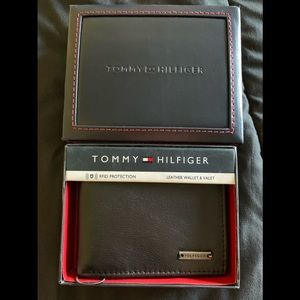 Tommy Hilfiger | Black leather wallet